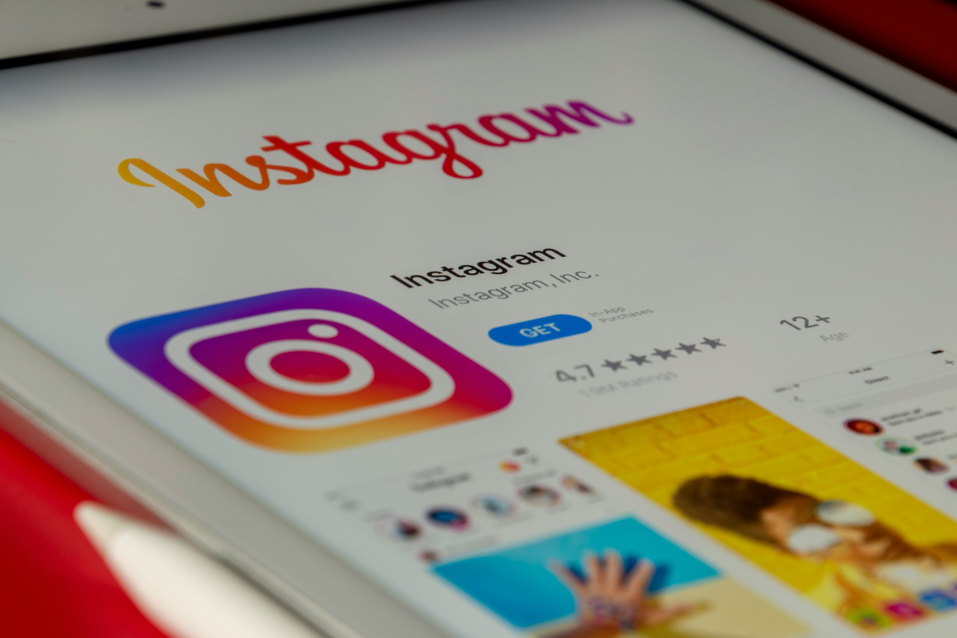 How to set up a Facebook and Instagram Business Page for your business Instagram app listing on a tablet screen. Photo by Souvik Banerjee on Unsplash.